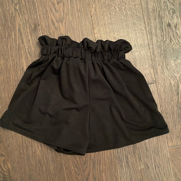 High Waist Black Crepe Ruched shorts - Picture 4 of 5